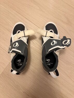 Pearl Izumi Women’s Gray and White Cycling Sneakers